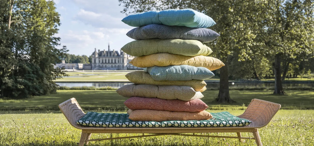 Coussins sur mesure pour salon de jardin extérieur : le confort et le style à la carte