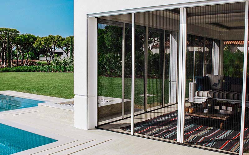 Pourquoi installer des moustiquaires sur mesure cet été ? Le confort sans compromis