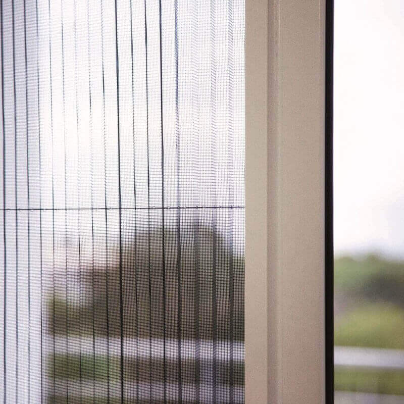 Moustiquaire plissée Plissy en accordéon pour portes et fenêtres, offrant protection contre les insectes.