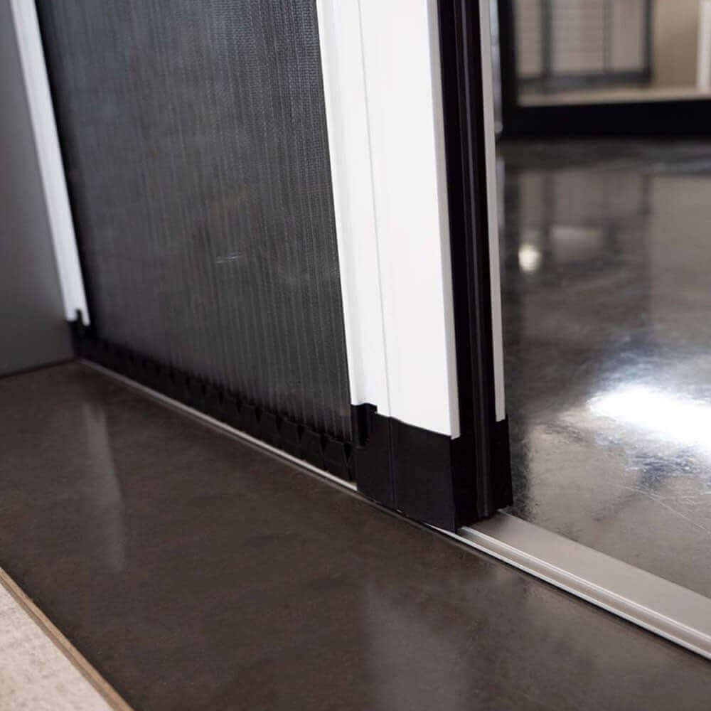 Moustiquaire plissée Plissy 22mm avec ouverture centrale pour portes-fenêtres et baies vitrées, protection optimale.