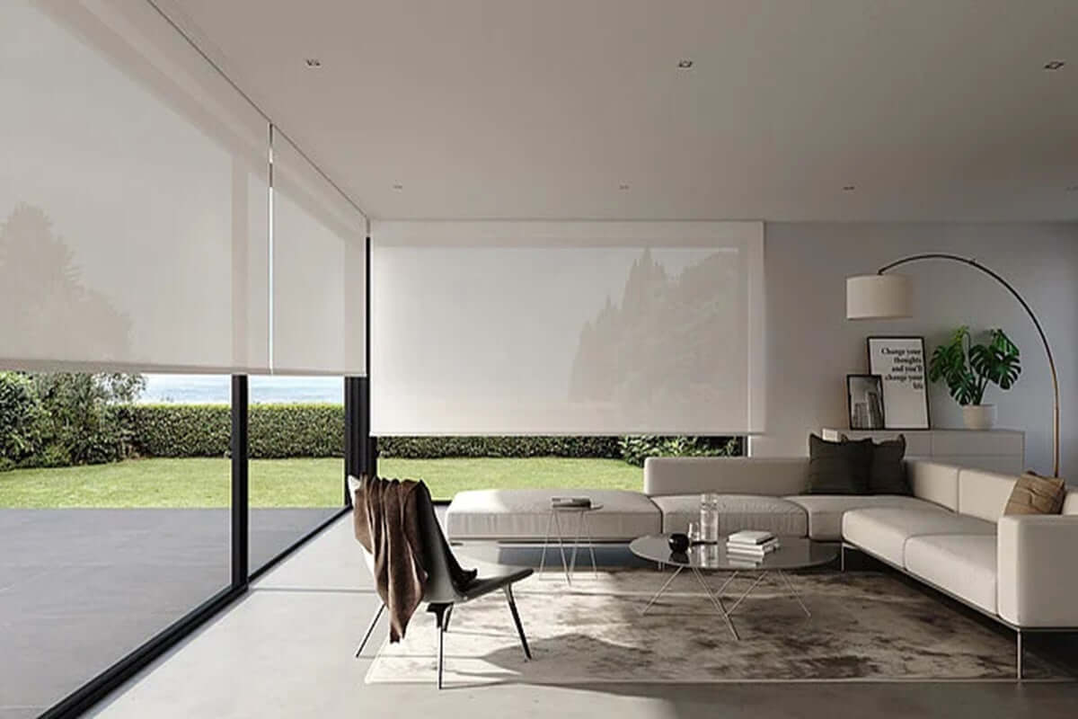 Moderne salon avec store enroulable sur mesure, offrant confort et élégance dans un espace lumineux.