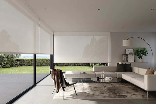 Moderne salon avec store enroulable sur mesure, offrant confort et élégance dans un espace lumineux.