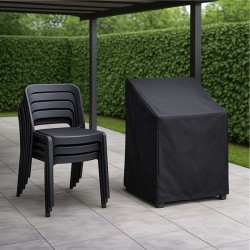 Chaises de jardin empilées