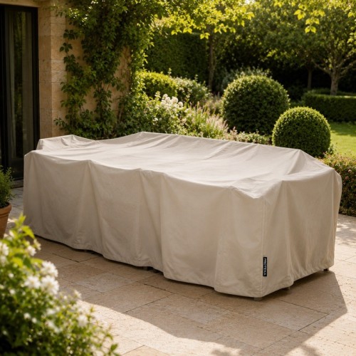 Housse beige sur mesure posée sur un salon de jardin