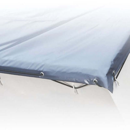 Bâche plate en PVC sur mesure, résistante et parfaitement adaptée, montrant les détails de fixation.