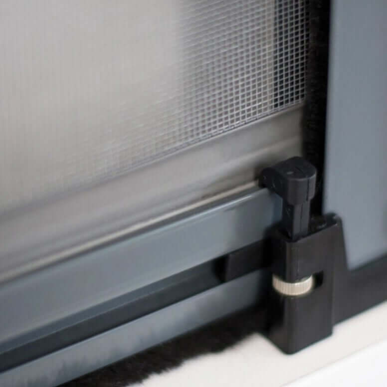 Détail de la moustiquaire enroulable Rolly, mettant en avant le système de verrouillage et la qualité de fabrication.