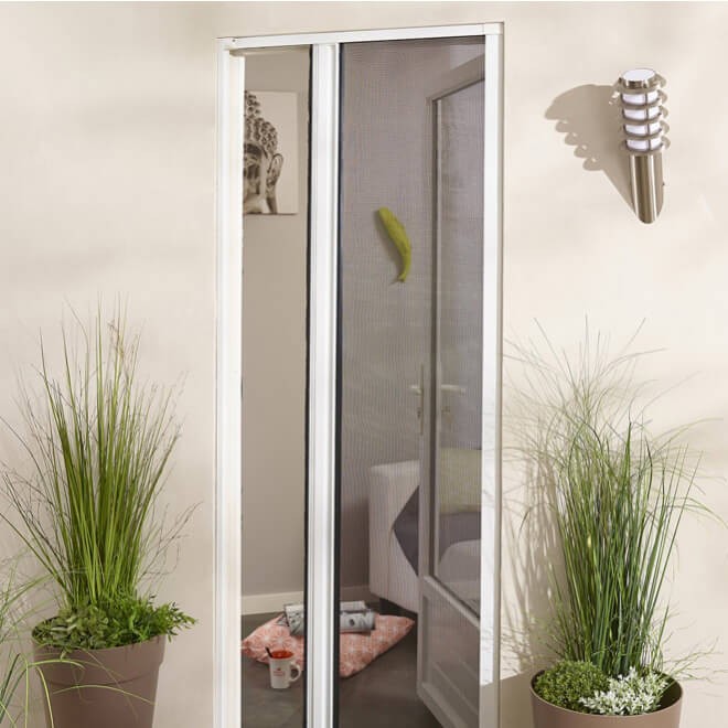 Moustiquaire enroulable latérale simple SLIDY, offrant ventilation naturelle et protection contre les insectes.
