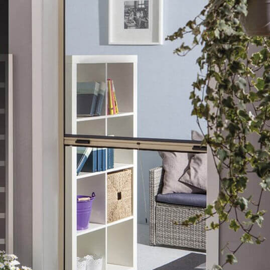 Vue d'une moustiquaire enroulable Rolly installée dans un intérieur moderne, offrant une protection contre les insectes.