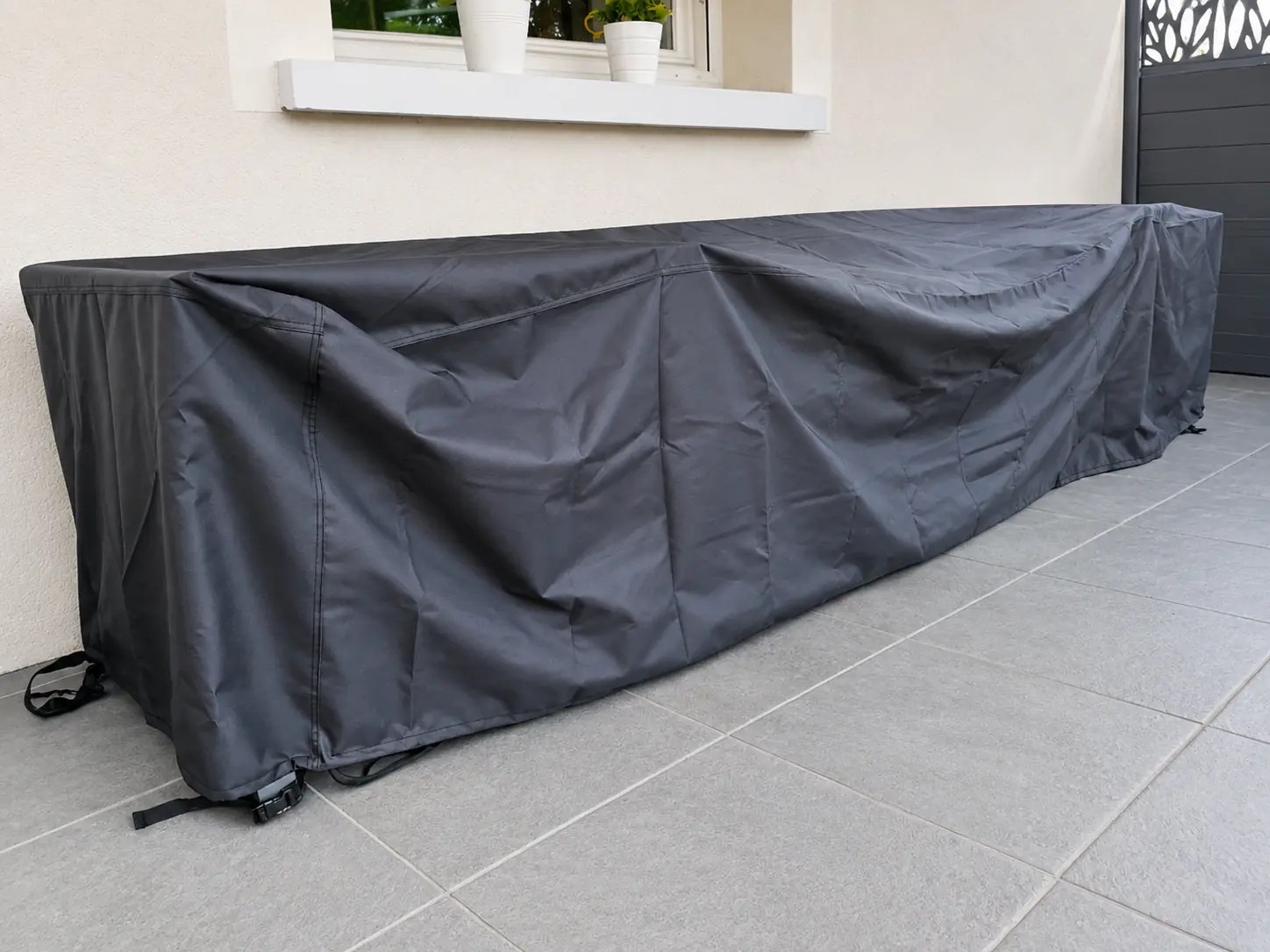 Housse de protection sur mesure en toile Pro 350, installée sur un salon de jardin