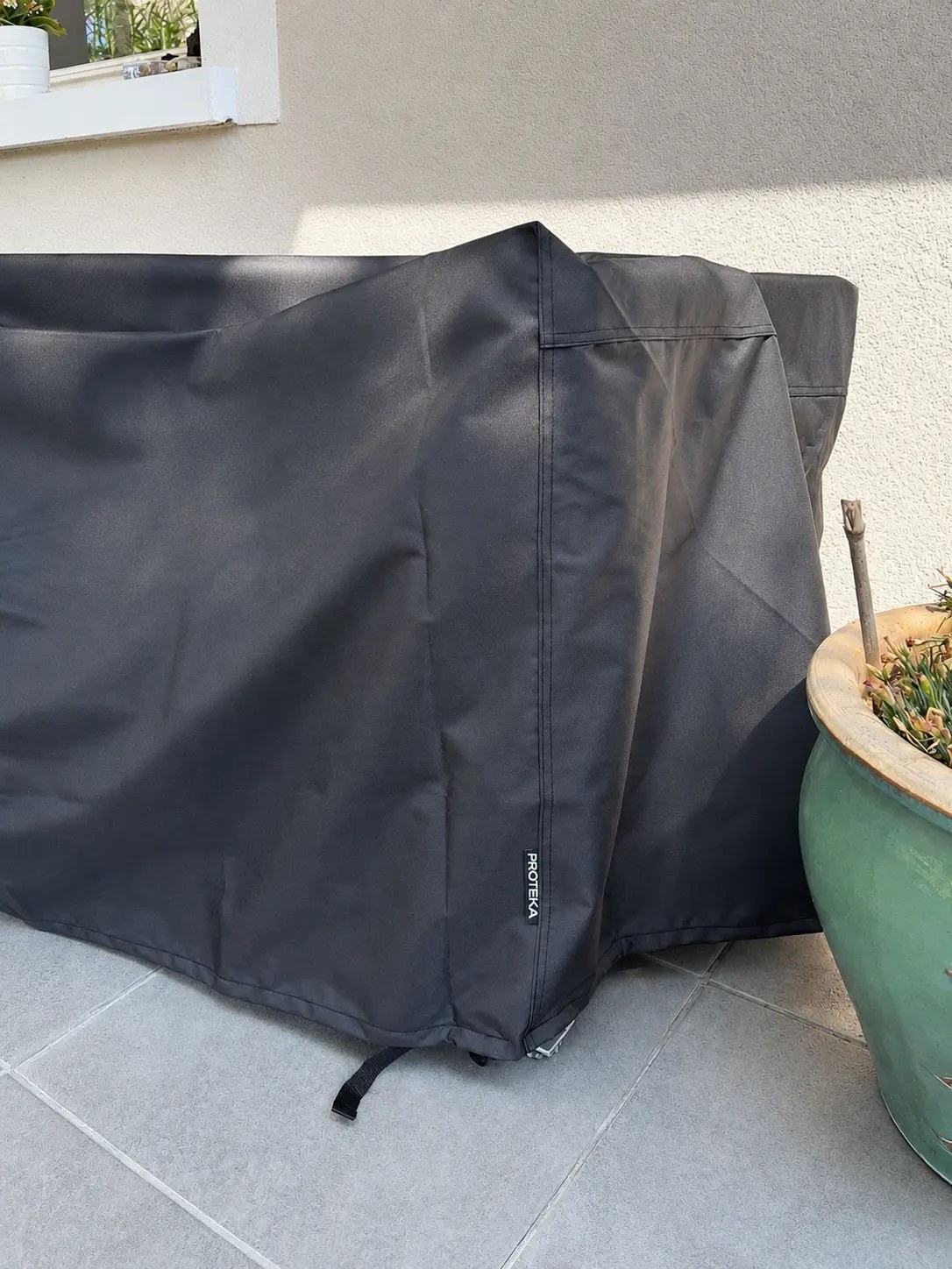 Une housse Pro 350 en place, attaches bouclées