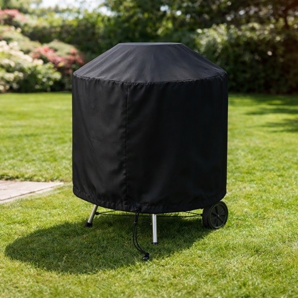 Housse de protection pour barbecue rond installée en extérieur
