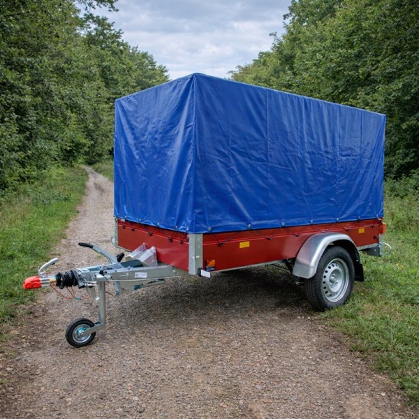 Bâche de remorque bleue en PVC, tendue sur un chemin forestier
