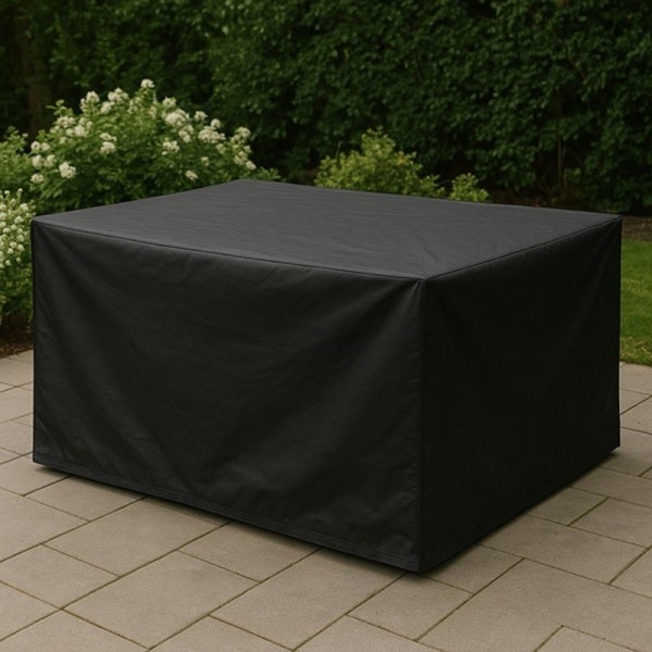 Housse de protection pour spa carré installée en extérieur
