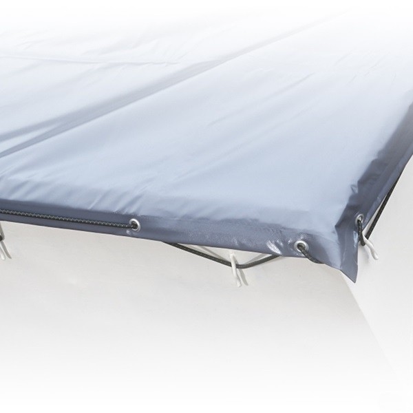 Coin de bâche PVC gris clair tendu par des fixations