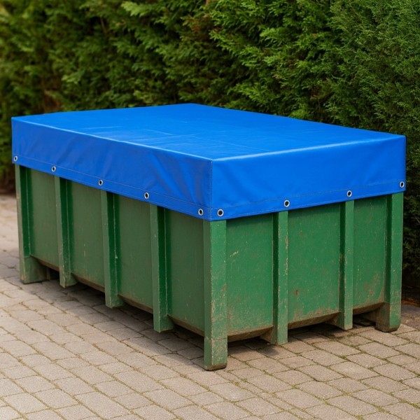 Benne verte couverte d’une bâche PVC bleue tendue