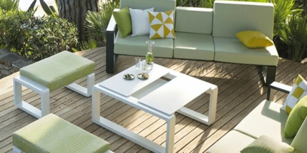 Coussins sur mesure pour salon de jardin extérieur : le confort et le style à la carte