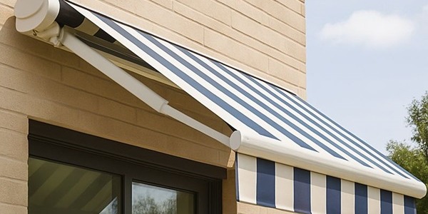 Ré-entoilage de store banne : pourquoi choisir une toile Sauleda ?